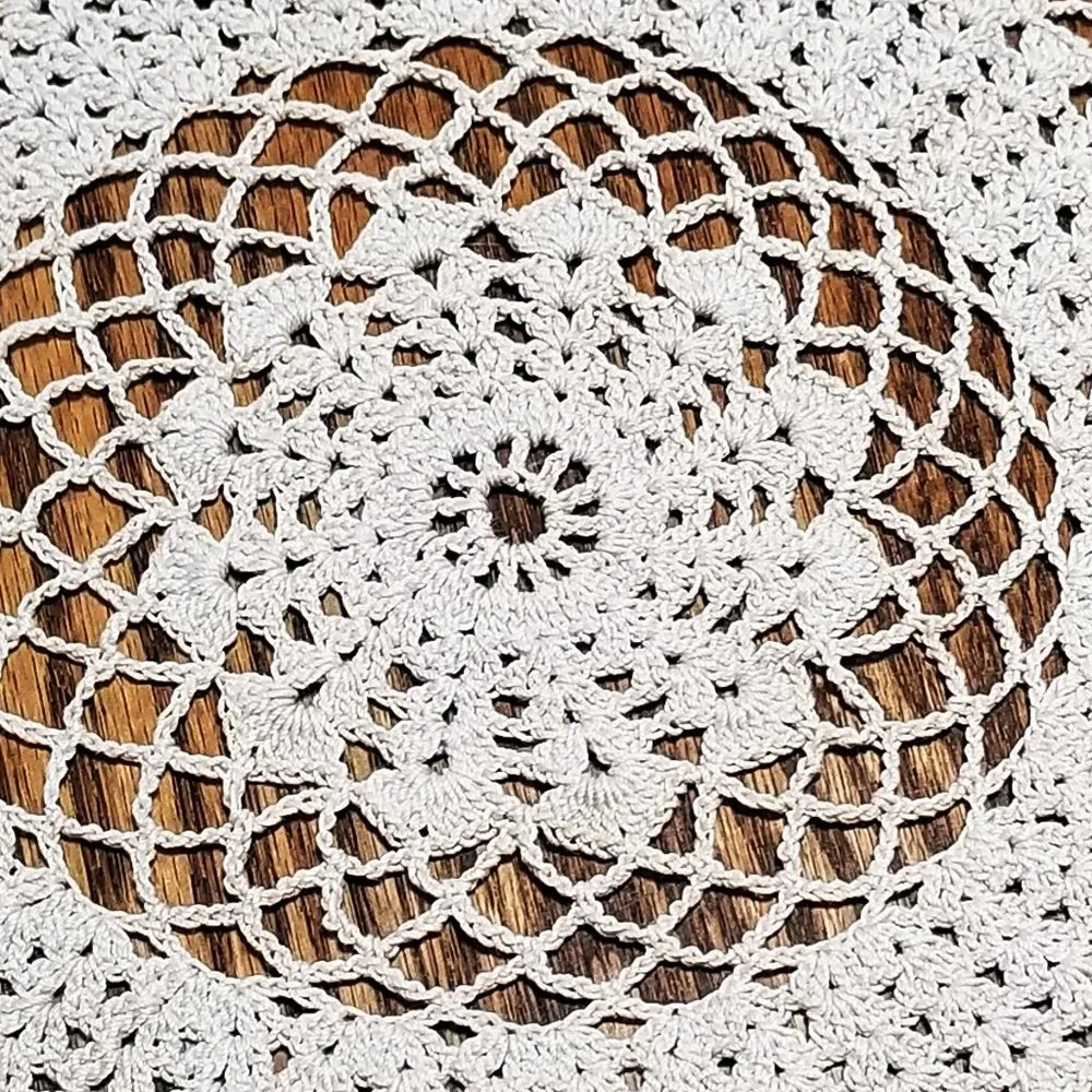 Vintage Style New Hand Crafted 4-Way Circle, Natural 20 1/4" Doily - Picture 2 of 3
